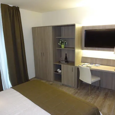 Italianway - Brenna Guest house *
